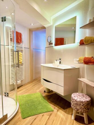 Neues Badezimmer mit Fön, Schminkspiegel...