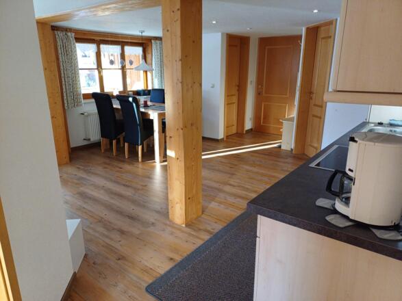 Küche mit Spülmaschine und Glaskeramikkochfeld