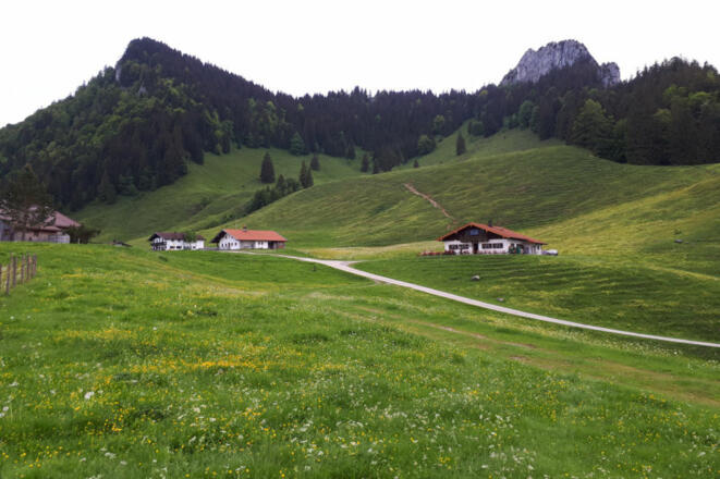 Heubergalmen mit Deindlalm rechts und der Wasserwand im Hintergrund - © Chiemsee-Alpenland Tourismus
