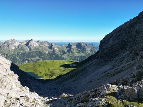 Blick von der Rappenalpscharte zurück auf Hütte und See.