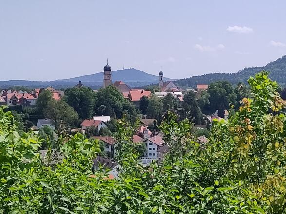Blick auf die historische Altstadt von Schongau mit dem Hohen Peißenberg im Hintergrund
