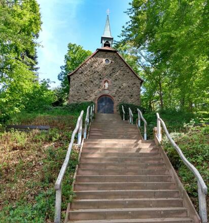 Die Walburgiskappelle auf dem Kappellenberg in Weschnitz.