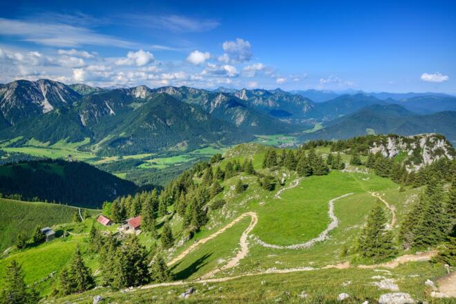 Blick übers Gipfelplateau hinweg auf das Spitzinggebiet.