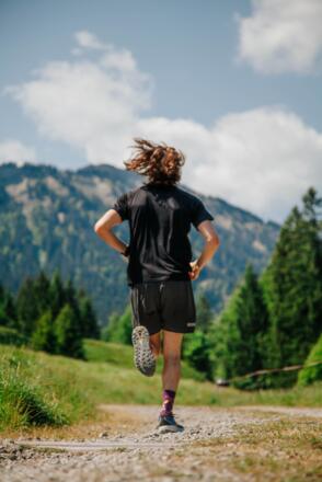 Mit dem Brooks Divide 4 über Schotterwege auf den Mittag