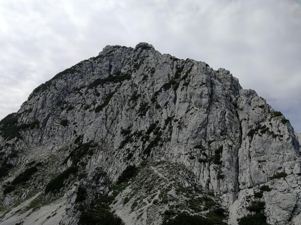 Ostwand des Kl. Waxenstein - wirkt abweisend, löst sich jedoch gut auf (UIAA II)