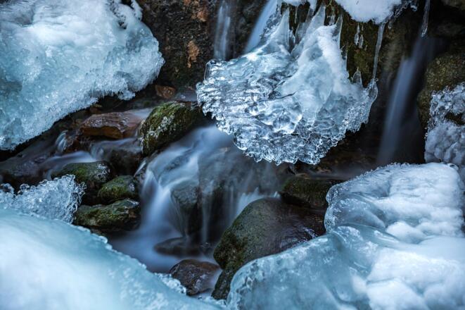 Der Winter zaubert seine Kunstwerke am Bachtelweg, der dem Burgberger Dorfbach folgt.