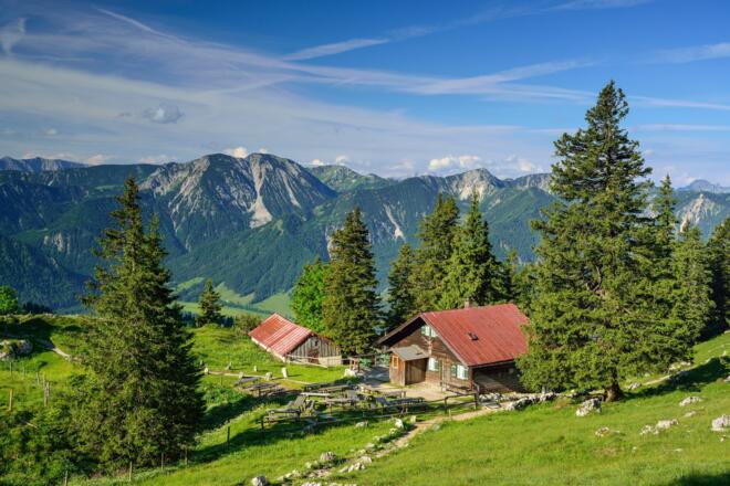 Die schön gelegene Hubertushütte wenig unter dem Gipfel des Breitensteins
