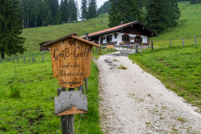 Der Perlerkaser auf der unteren Ahornalm ist im Frühsommer bewirtschaftet