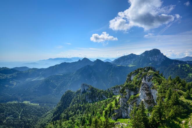 Die wilde Nordseite des Breitensteinmassivs mit dem Wendelstein im Hintergrund.