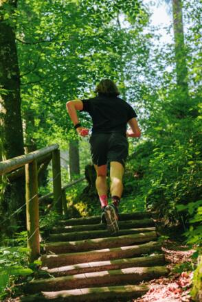Über Treppen mit dem Brooks Divide 4 durch den Wald auf den Mittag