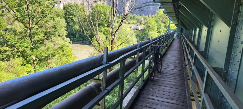 Über die schmale Eisenbahnbrücke in Richtung Bluntautal...