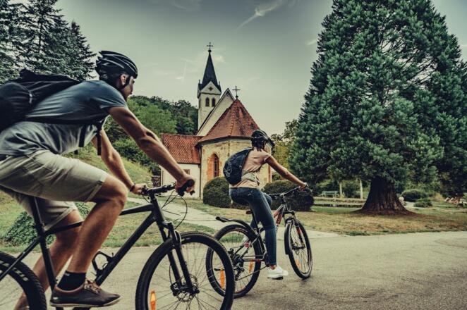 Mulfingen_Radfahrer an St. Anna-Kapelle, Chris Frumolt
