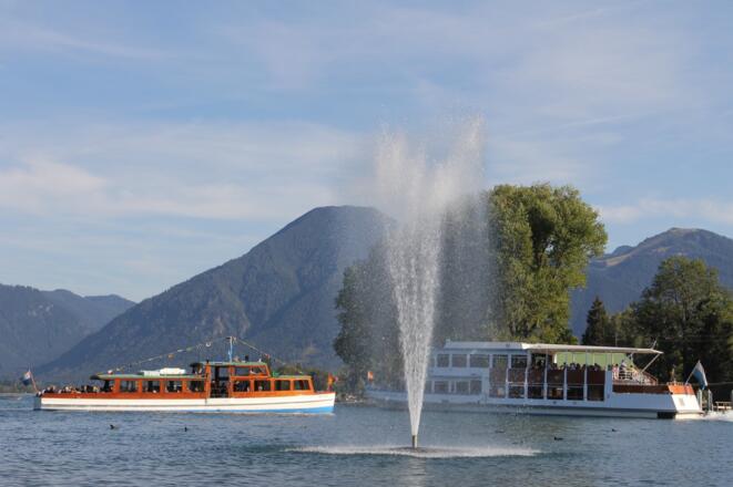 Im Ausgangs- und Zielort lohnt der Abstecher zur Seepromenade mit der Option, für die Rückfahrt den See per Schiff nach Tegernsee zu überqueren.