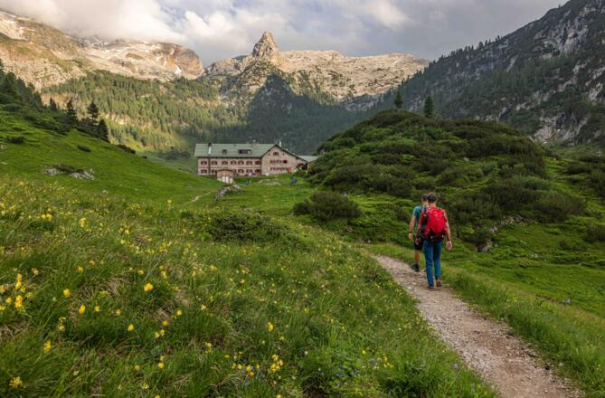 Ziel erreicht: das Kärlingerhaus am Funtensee mit dem Schottmalhorn im Hintergrund.