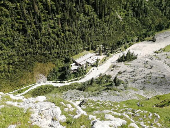 Blick auf die Höllentalangerhütte