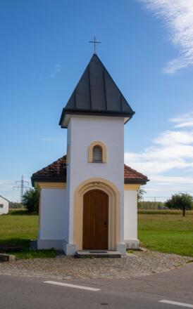 Die Kapelle in Irching wurde 1995 geweiht. Ihre Vorgeschichte geht aber auf die Anfänge des 18. Jahrhunderts zurück.