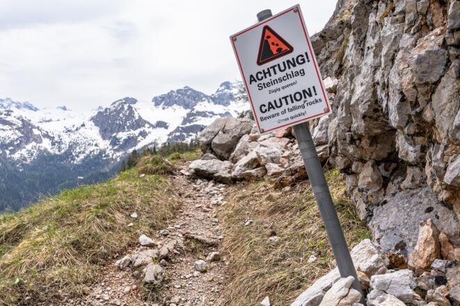 Kurze Passage mit erhöhter Steinschlaggefahr.