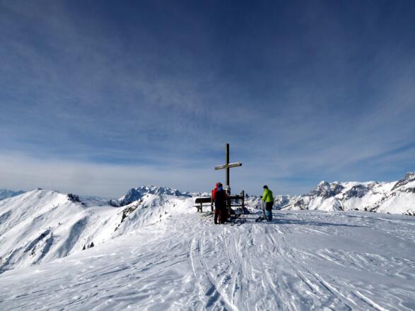 Das Gipfelkreuz auf der Koreinhöhe, links daneben das Hochkönigmassiv.