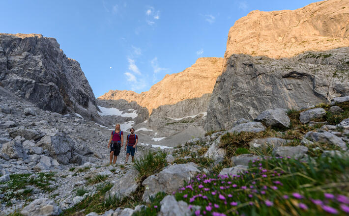 Wanderer vor dem Blaueisgletscher © DAV/Wolfgang Ehn