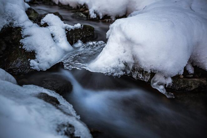 Der Winter zaubert seine Kunstwerke am Bachtelweg, der dem Burgberger Dorfbach folgt.