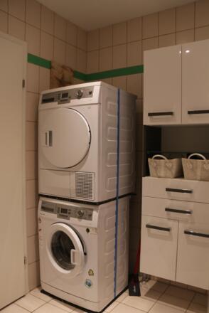 Waschküche mit Waschmaschine und Wäschetrockner