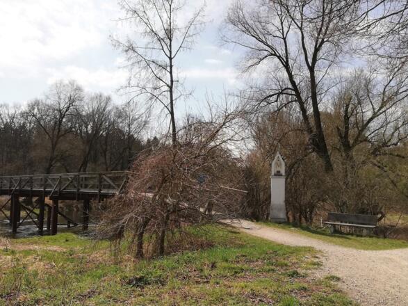 Holzsteg über die Amper bei Haag