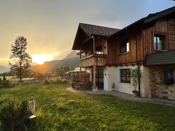 Landhaus Lignum - Südseite mit Terrasse, Balkon und Garten in der Abendsonne