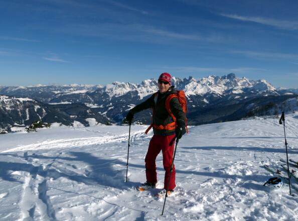 Startklar zur Abfahrt. Im Hintergrund Gosaukamm, Bischofsmütze und Dachsteinmassiv (rechts).