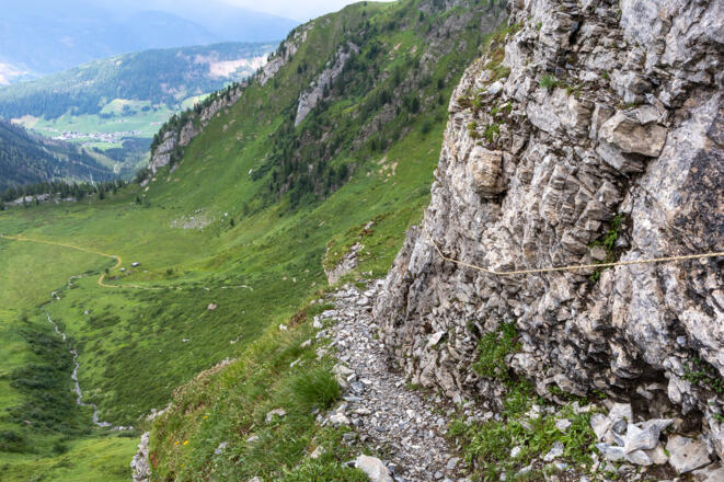 Zustieg zur Eishöhle, mit Blick über den Obstanser Boden ins Lesachtal.