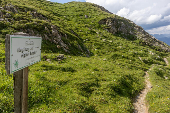 Der Zustieg zur Obstanser Eishöhle beginnt zunächst unschwierig.