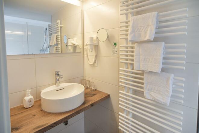 Komfort Dreibettzimmer Bad