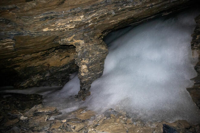 Von Eis umgebener Felspfeiler im linken Ast der Obstanser Eishöhle.