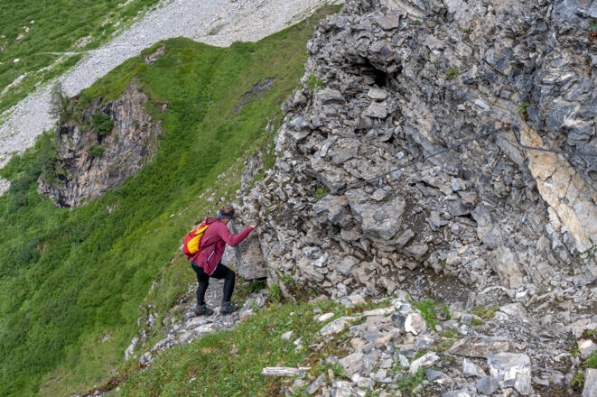 Seilversicherte Passage am Zustieg zur Obstanser Eishöhle.