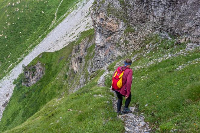 Wegverlauf über steiles, absturzgefährdetes Gelände.