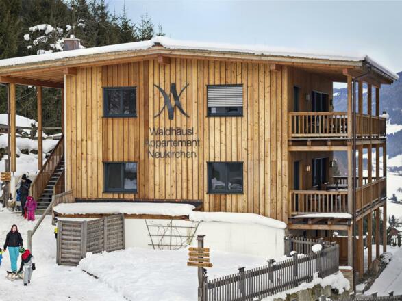 Haus Aussen_Winter_Parkplatz