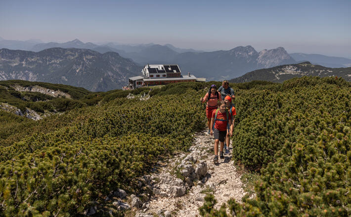 Familie vor dem Stöhrhaus