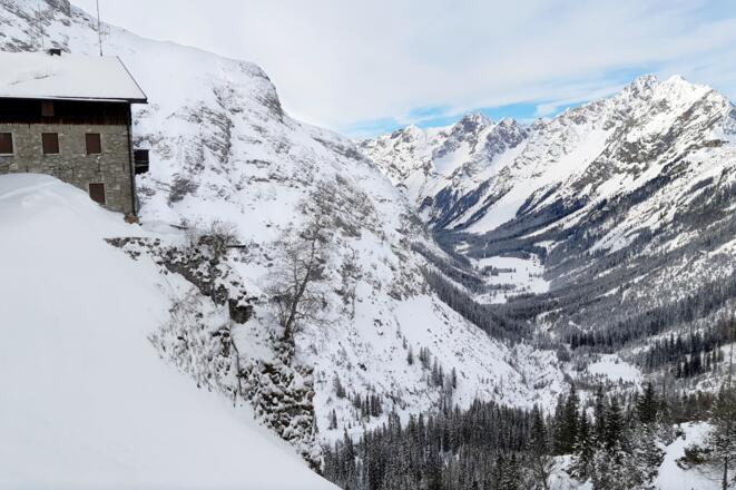Karwendelhaus über dem Karwendeltal