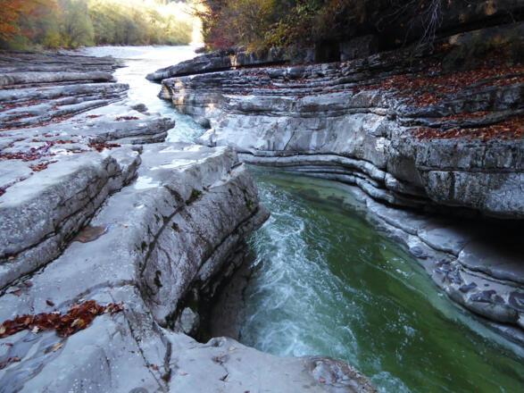 Das Felsenbad kurz nach der Römerbrücke ist zu jeder Jahreszeit eine Augenweide.