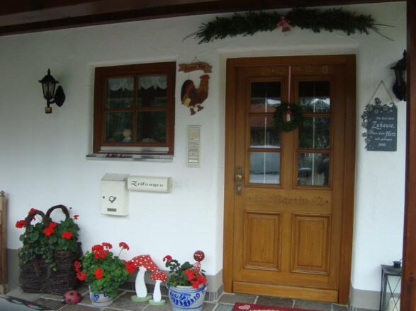 Hauseingang im Sommer