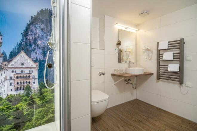 Komfort Dreibettzimmer Bad