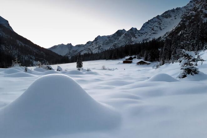 Die Angereralm am Ende des Karwendeltals im Abendlicht