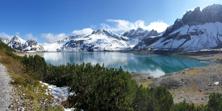 Lünersee mit Schnee hinten