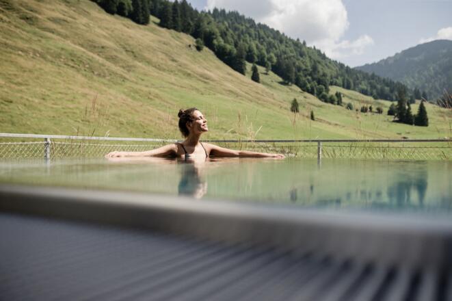 Japanisches Onsenbecken auf dem Rooftop im Mountain Spring Spa