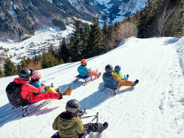 Familie-beim-Rodeln-im-Brandnertal-(c)-Alex-Kaiser