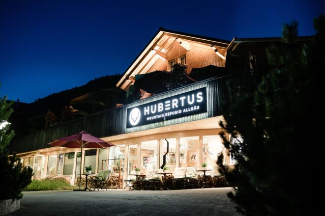 Frontansicht des HUBERTUS Mountain Refugio Allgäu