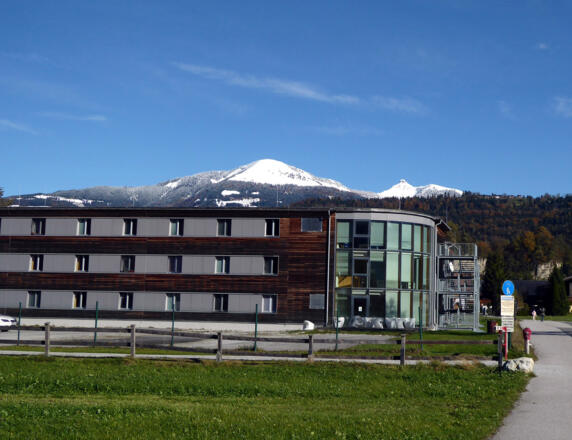 Der Zeitreisenweg führt auch am Erfolgsmodell "Holztechnikum Kuchl" vorbei.