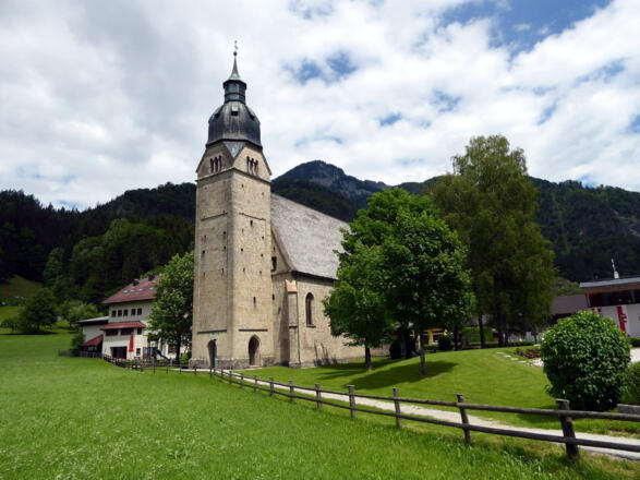 Die gotische Pfarrkirche in Unterscheffau mit dem Schwarzerberg im Hintergrund.