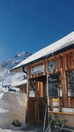 Lizumer Hütte in der Nachmittagssonne
