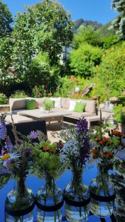 Terrasse mit Blumenvase