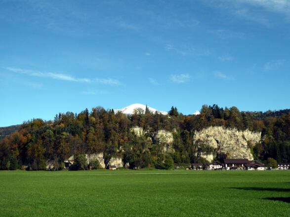 Die Sonnenseite des Georgenberges bietet den Waldrappen exzellente Nistplätze. Der angezuckerte Schlenken spitzelt im Hintergrund hervor.